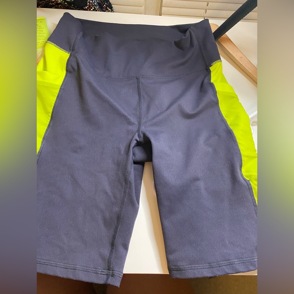 Fabletics biker shorts size medium; mesh pockets on the side ; powerhold legging